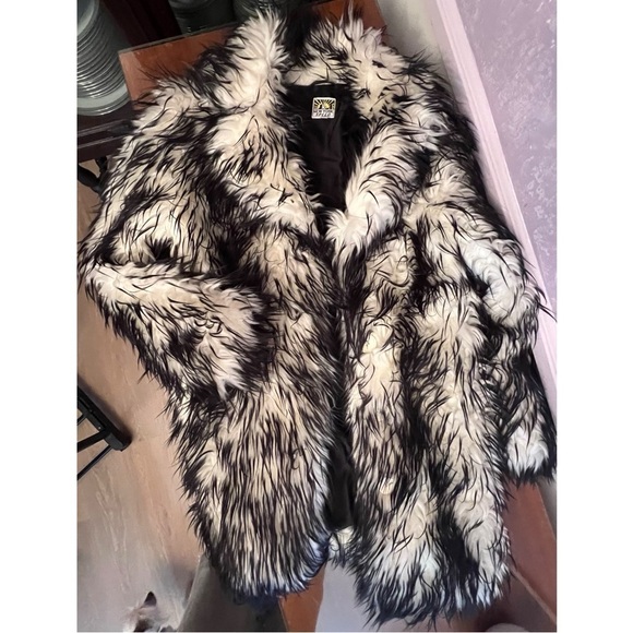 New York Speed Jackets & Blazers - Luxurious Vintage Faux Fur Coat in Black and White